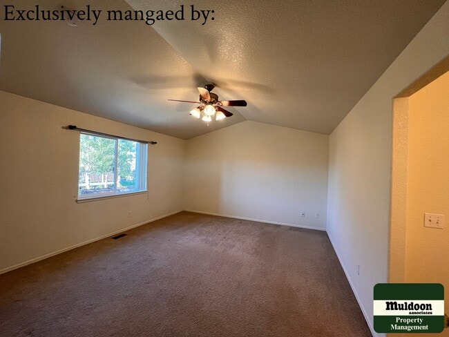 Building Photo - Stunning 3  Bedroom Home with lots of space and a beautiful fenced back yard -