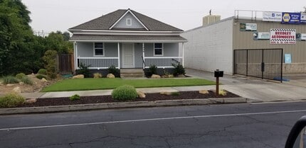 Building Photo - 3 Bedroom 2 Bath in Reedley California