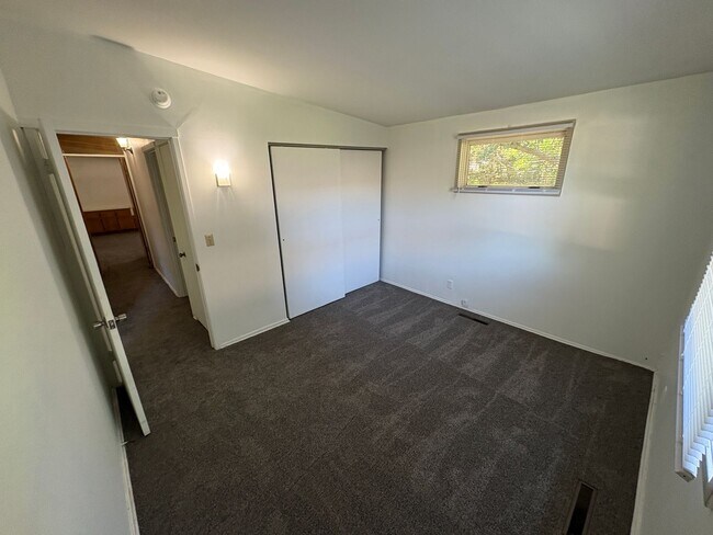 Building Photo - Charming Home, new carpet, laundry, backyard