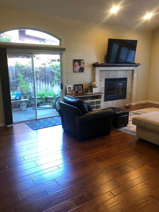 Building Photo - 3331 Grosbeak Ct