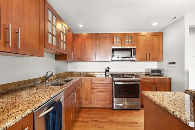 Building Photo - 1025 Maxwell Ln