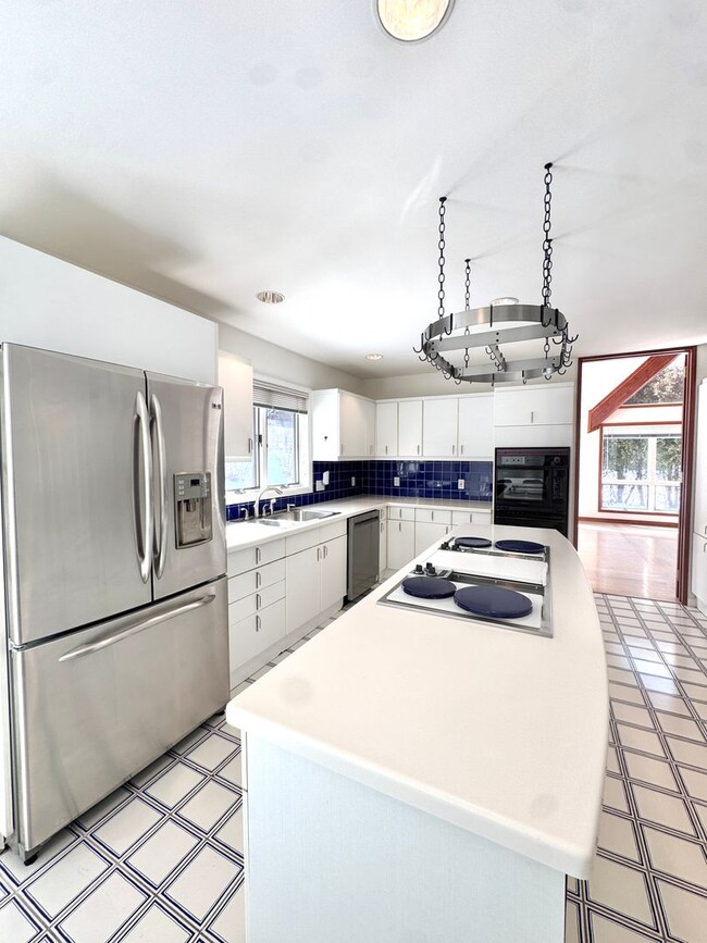 Building Photo - GRAND FIVE BEDROOM HOME