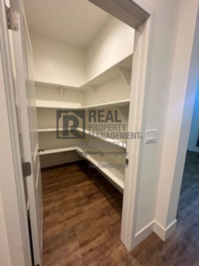 Building Photo - 823 Brookline Ln
