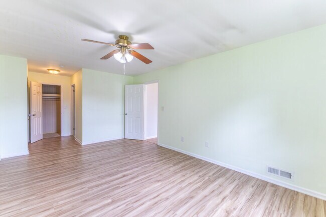 Building Photo - Spacious & Stylish 3-Bedroom Townhome in S...