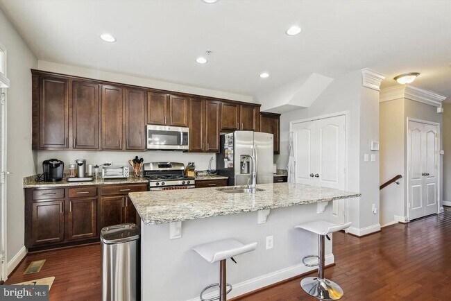 Building Photo - 605 S Cherry Grove Ave