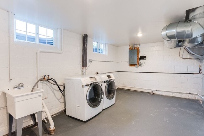 Building Photo - Gorgeous 2 bed, 2 bath 1 garage home in Li...