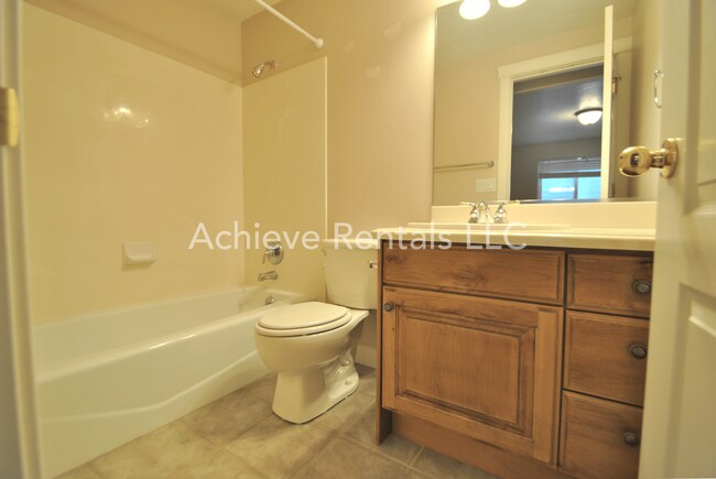 Building Photo - Charming End-Unit Townhome | Prime Location Near Parks, Shops & Dining