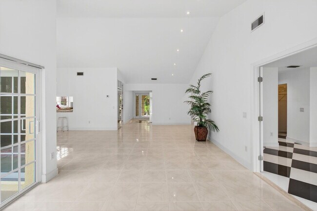 Building Photo - 6105 Via Laguna Ln