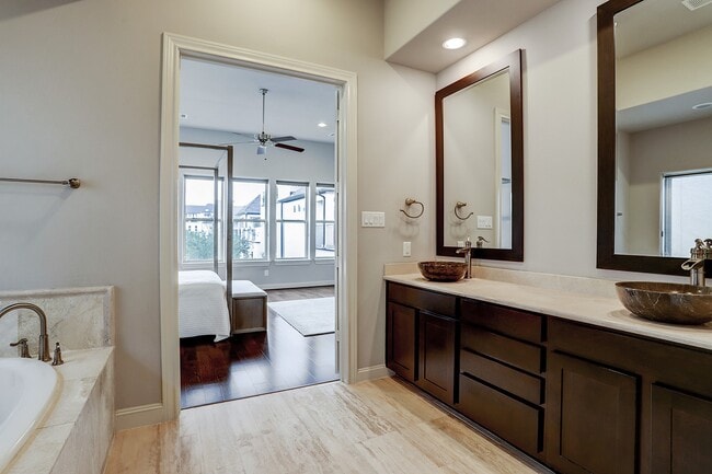 Building Photo - 10912 Wrenwood Park