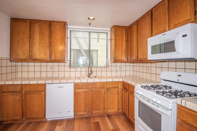 Building Photo - Spacious 3 Bed/2 Bath Flat with Stunning City Views | AMSI | Alexandr Metlinski