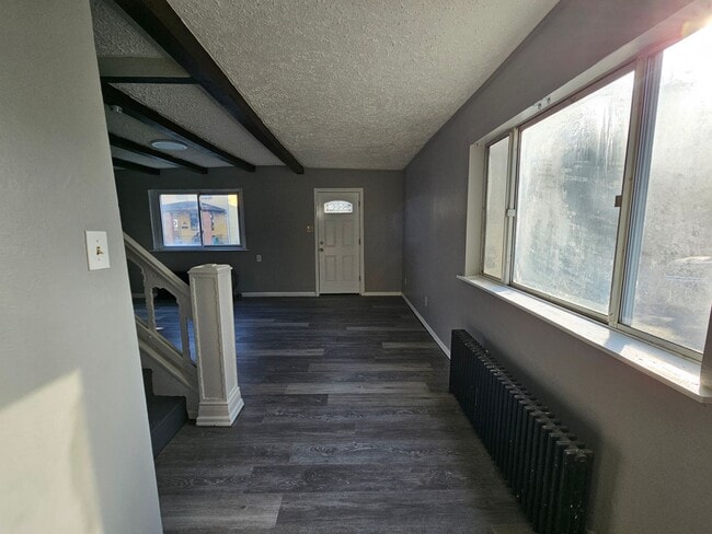 Building Photo - Spacious 2 bedroom 1 bath house for rent!