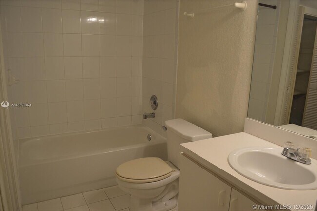 Building Photo - 9320 Fontainebleau Blvd