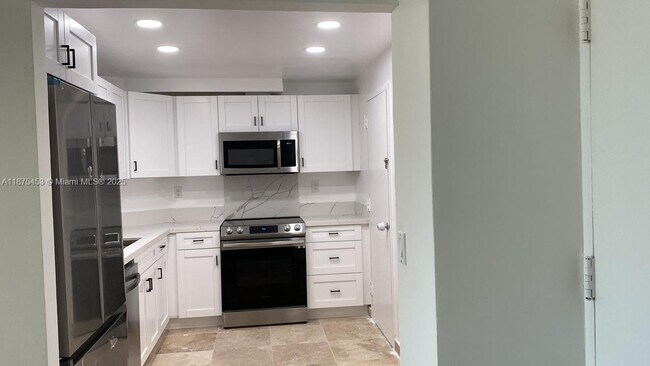 Building Photo - 500 Bayview Dr