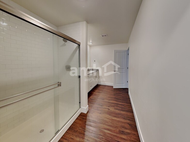 Building Photo - 749 S Rocker Ave