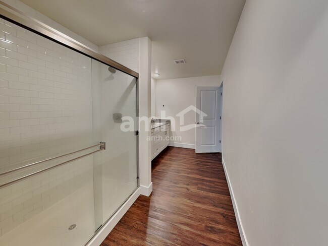 Building Photo - 749 S Rocker Ave