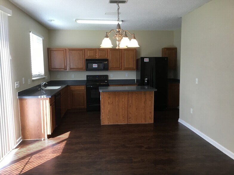 Building Photo - 11484 Brian Lakes Dr N