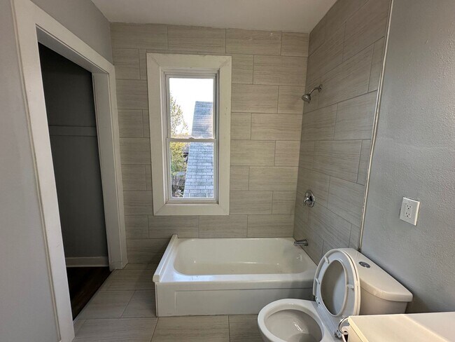 Building Photo - Walnut