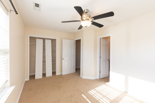 Building Photo - Looking for a townhome in Hubert?