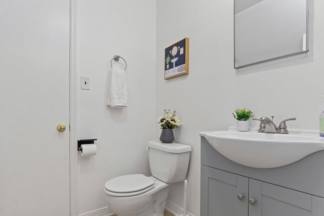 Building Photo - All-Utilities-Included 2BR Rental in Williamsburg – Private Screened Porch & Reserved Parking