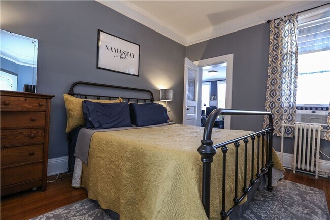 Building Photo - 872 University Ave