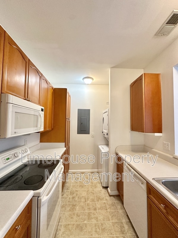 Building Photo - 5872 Ludington Dr