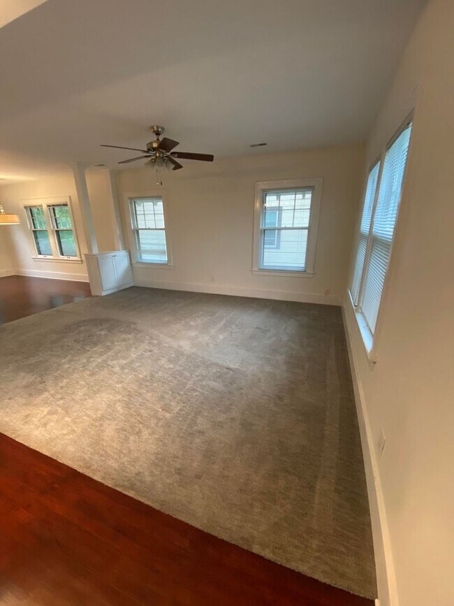 Building Photo - Charming 3-Bedroom, 1 1/2 Bath Upper Duplex in Beautiful Garfield Park Neighborhood