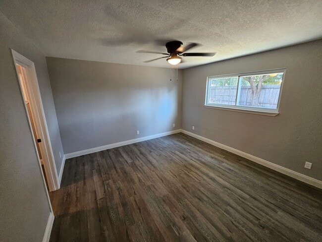 Building Photo - Welcome Home! Spacious Floor Plan 3 Bed 2 ...