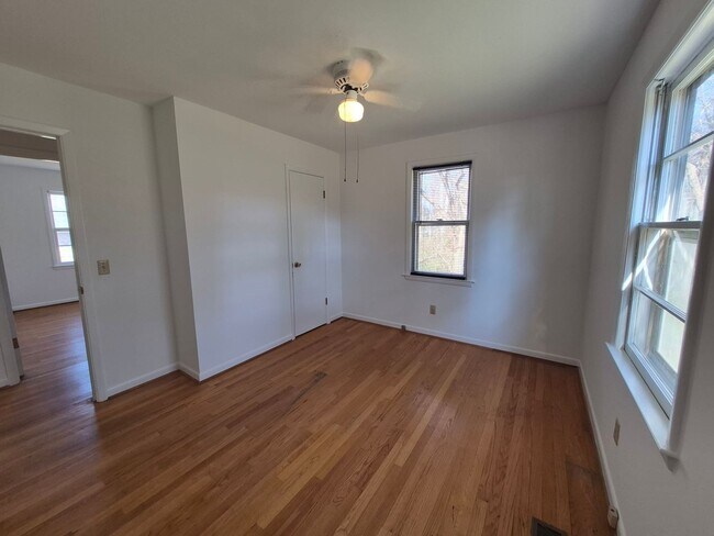 Building Photo - NEW LISTING!!!!!