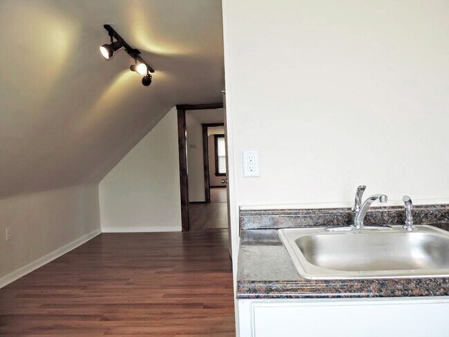 Building Photo - 1656 Eddington Rd