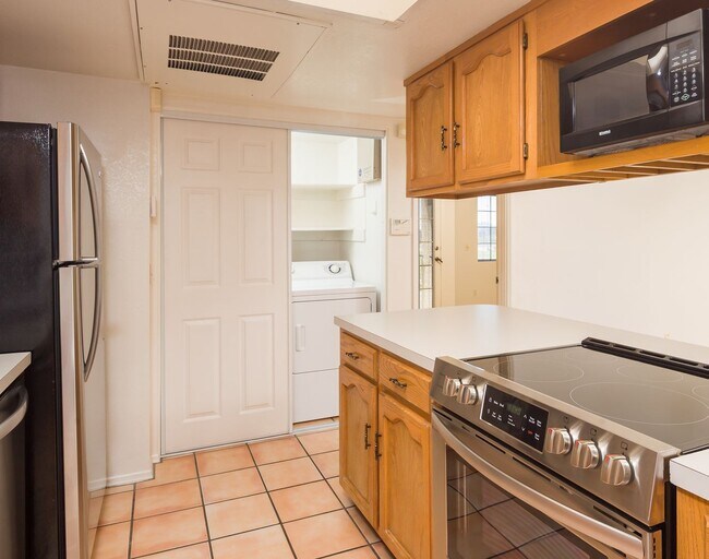 Building Photo - 2BR-2BATH  IN SOUGHT AFTER TWELVE HUNDRED ...