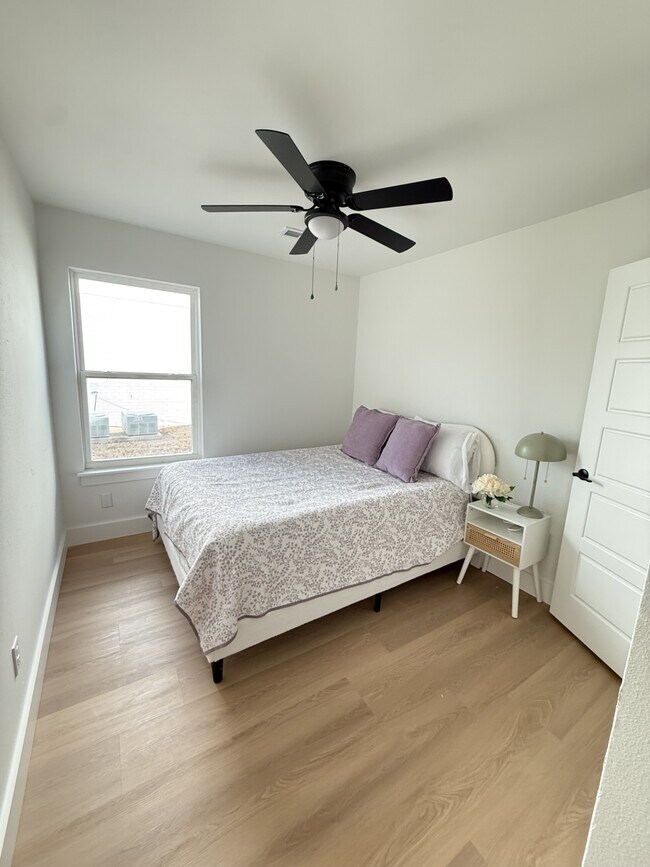 Building Photo - 1126 W Cato Springs Rd