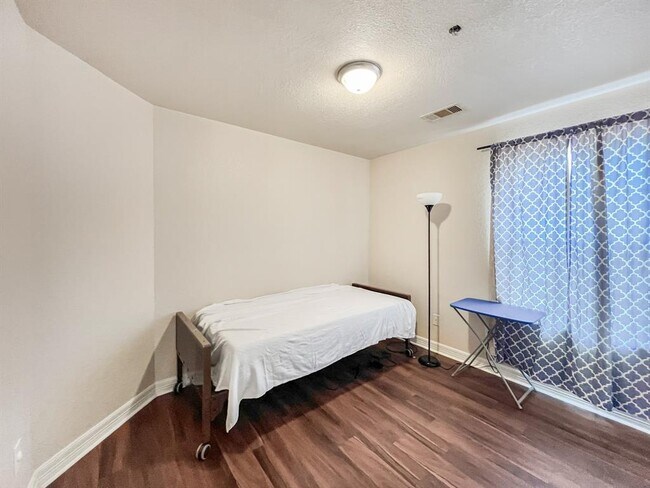 Building Photo - 5715 Ladonia St