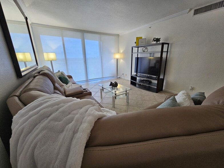Building Photo - 2501 S Ocean Dr