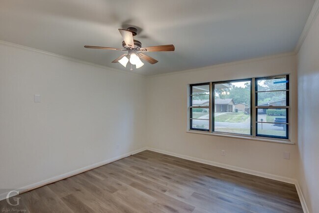 Building Photo - 9478 Poinsettia Dr