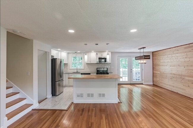 Building Photo - 12 Joyce Rd