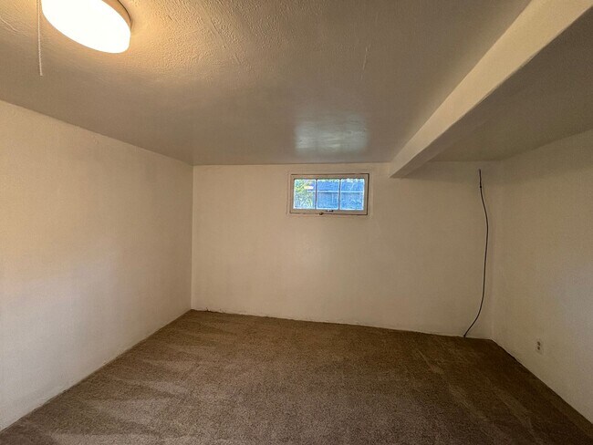 Building Photo - Available Now!  Single family home just mi...