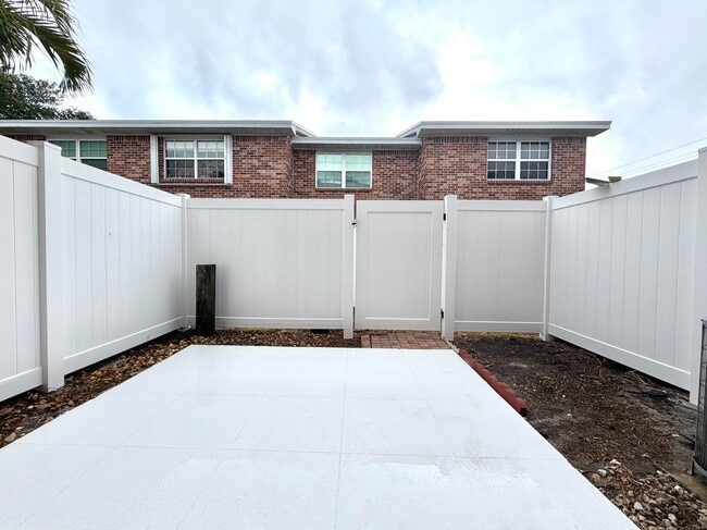 Building Photo - 413 N Cypress Dr