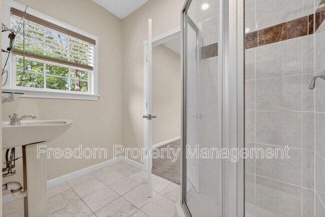 Building Photo - 8513 Thomas Dr