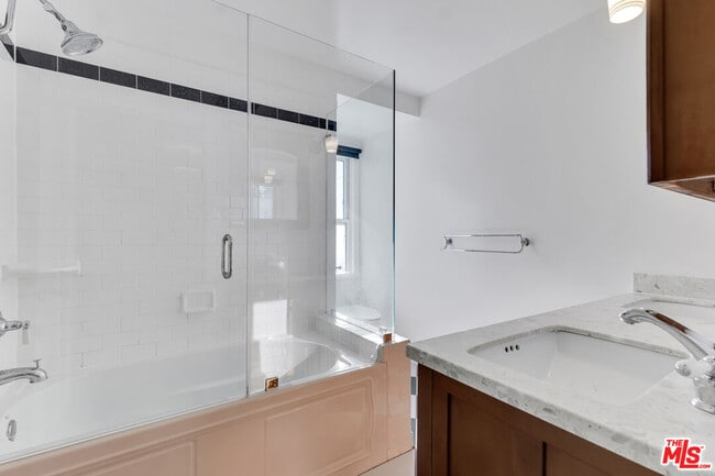 Building Photo - 6117 Glen Holly St