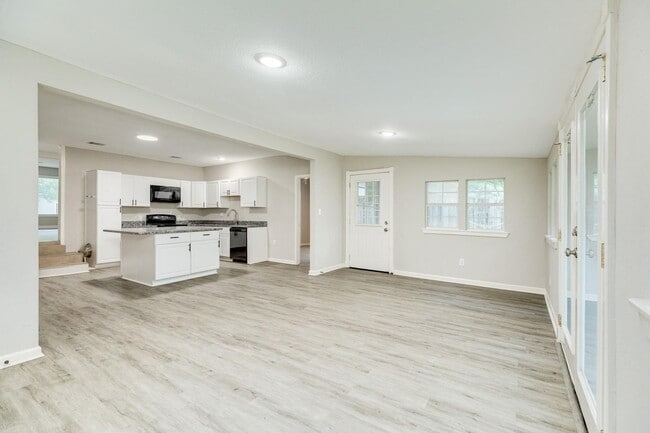 Building Photo - Recently Renovated 4-Bedroom Home with Mod...