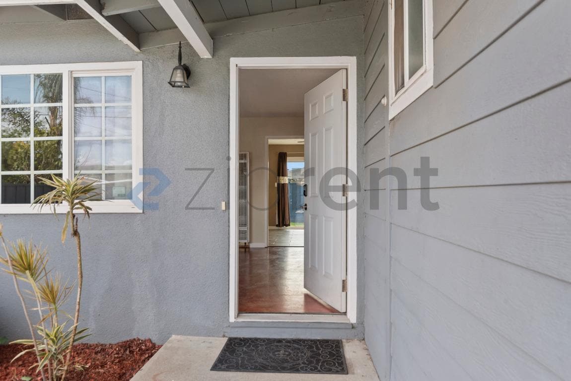 Building Photo - 28477 Coleridge Ave