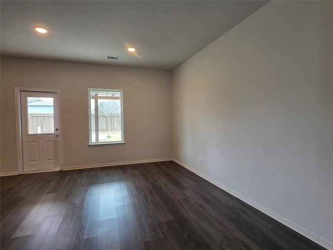 Building Photo - 3414 Riverside Glen Ln