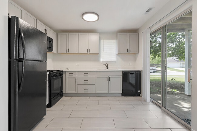 Building Photo - 8 Gant Cir