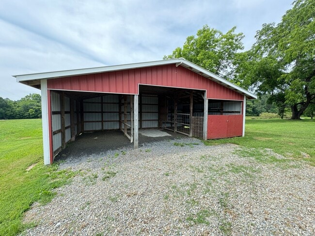 Building Photo - Charming Country Retreat – Peaceful Living...