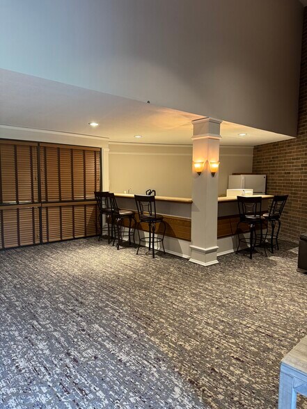 Building Photo - 3420 Golfview Dr