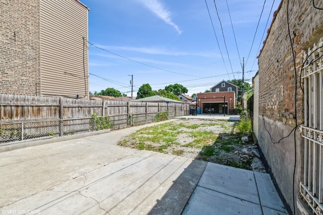 Building Photo - 2141 N Laramie Ave