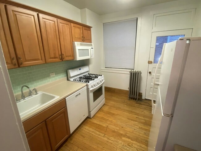 Primary Photo - 3530 N Broadway
