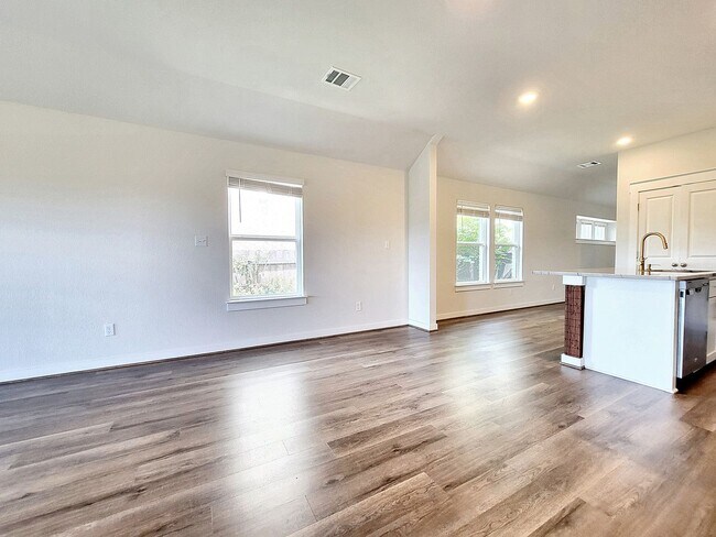 Building Photo - Beautiful 3-Bedroom, 2-Bath Modern Home fo...