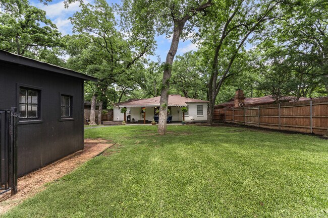 Building Photo - 1404 Bluebonnet Trail