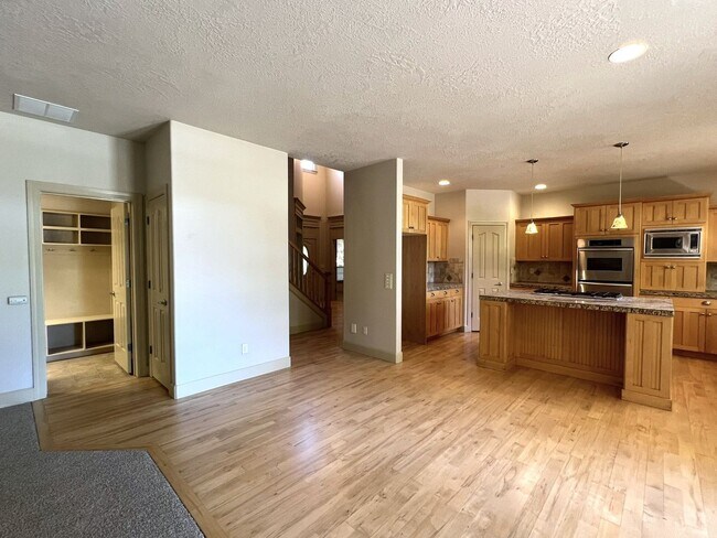 Building Photo - Beautiful 4 bed 3.5 bath home in Eagle jus...
